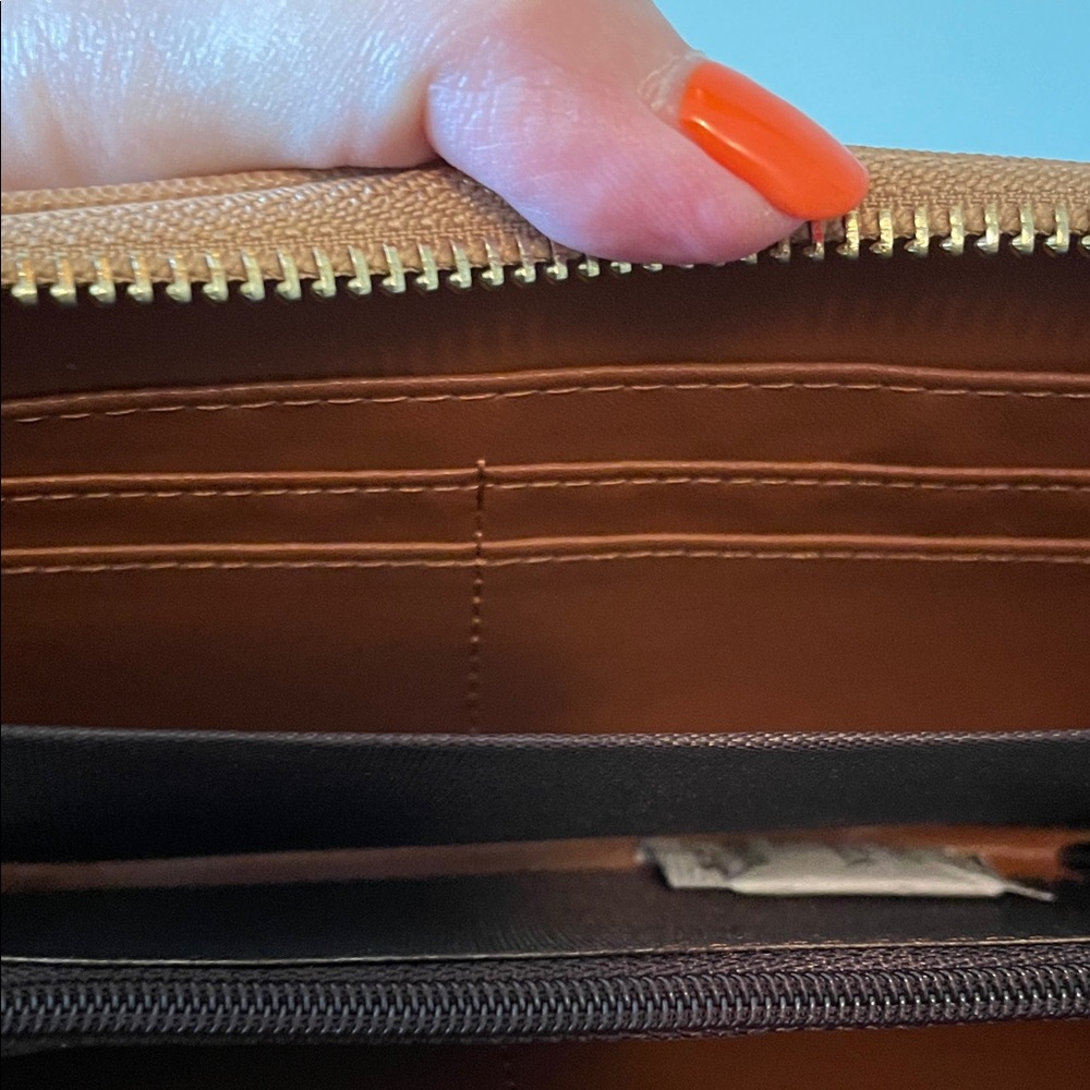 ⭐️NEW Pink Zip-Around Wallet - Picture 3 of 8